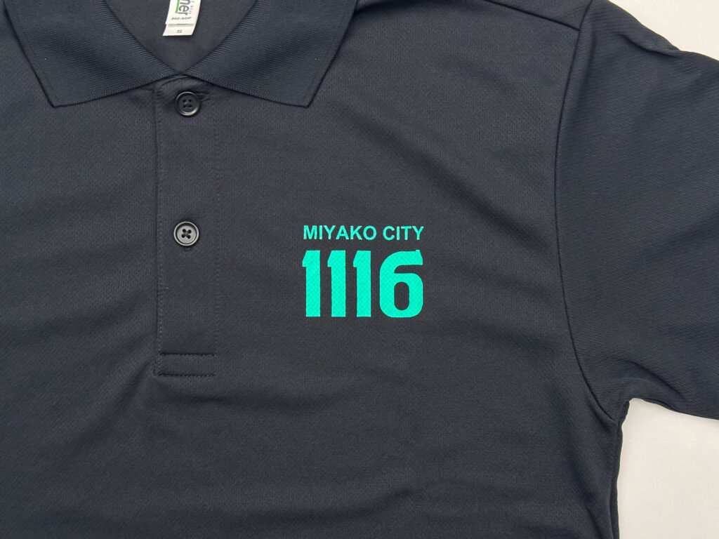 浄土ヶ浜いいイロポロシャツ(宮古市名物ロゴ)黒胸元