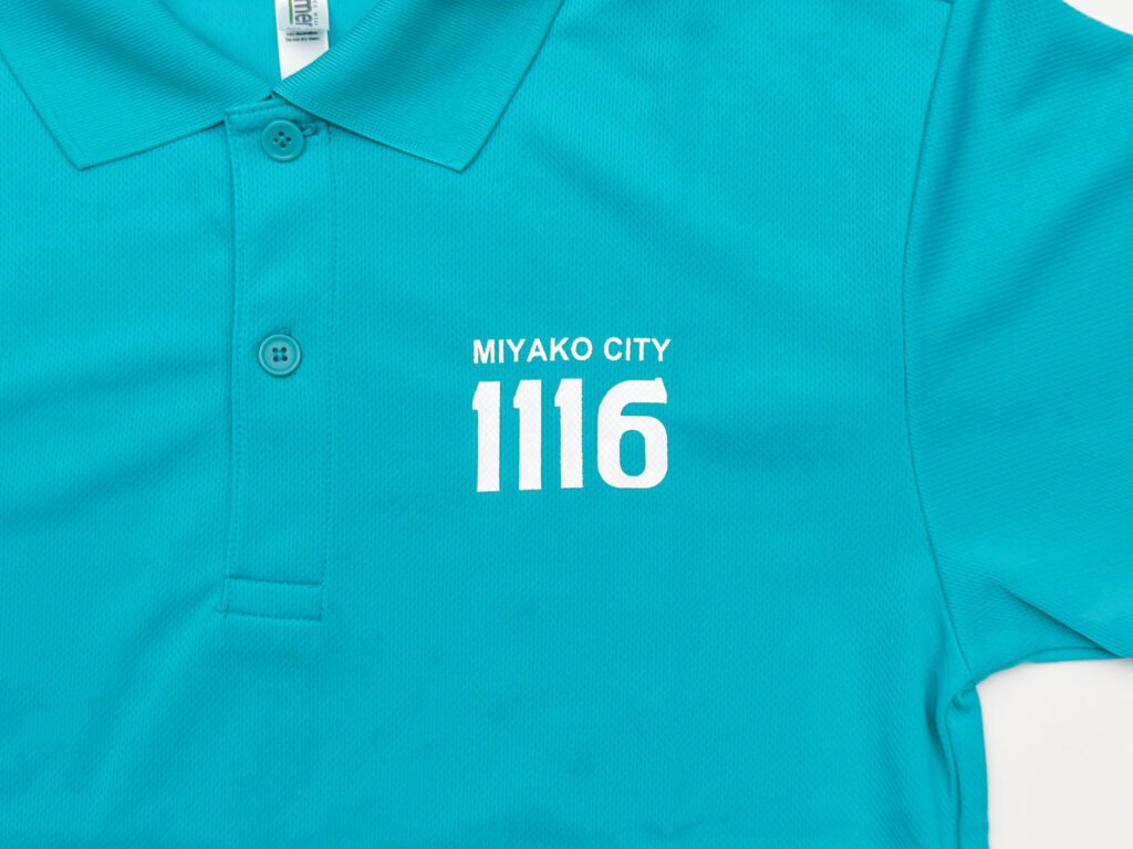 浄土ヶ浜いいイロポロシャツ（エターナルグリーンカラー）胸元